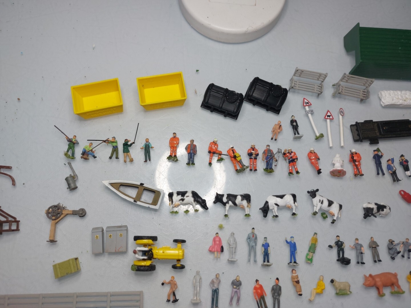 Joblot Of 00 Gauge Figures And Accessories And More eBay
