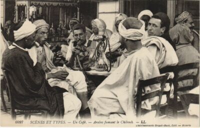 CPA AK TUNESIEN Ein Café, Araber rauchen Chibouh (1102977)