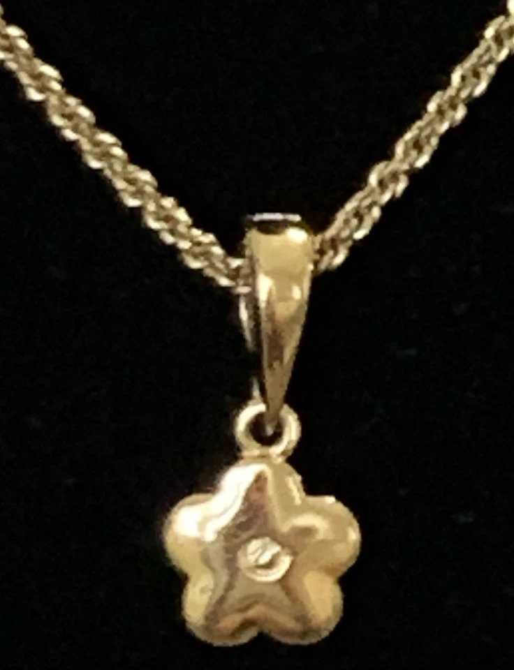 "Collar SWAROVSKI accesorio color dorado, colgante cadena 18"" en muy buen estado" Foto 4 de 4