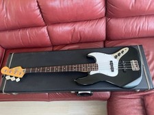 Fender Jazz Bass STD E-Gitarre gerader Hals Hartschalenkoffer