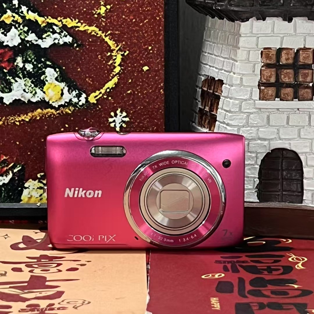 Nikon COOLPIX S3500 Digital Camera 20.0 MP 7x Optical Zoom with