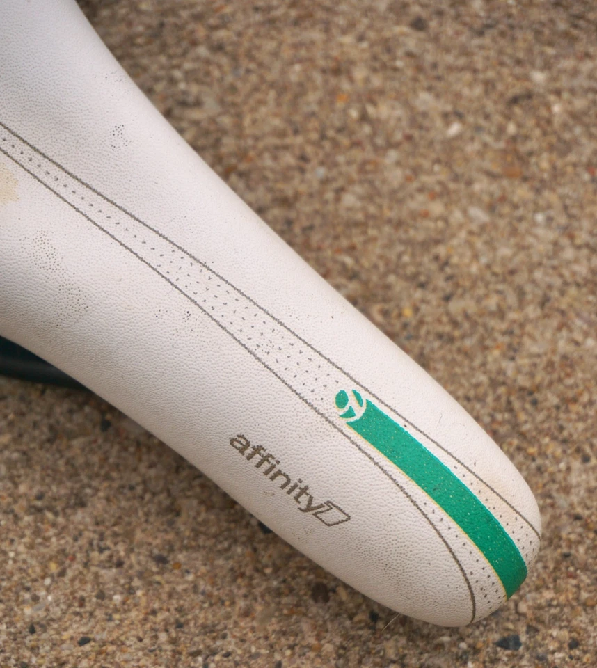 Sillín de bicicleta Bontrager Affinity WSD diseño para mujer blanco negro verde Trek híbrido Foto 2 de 4