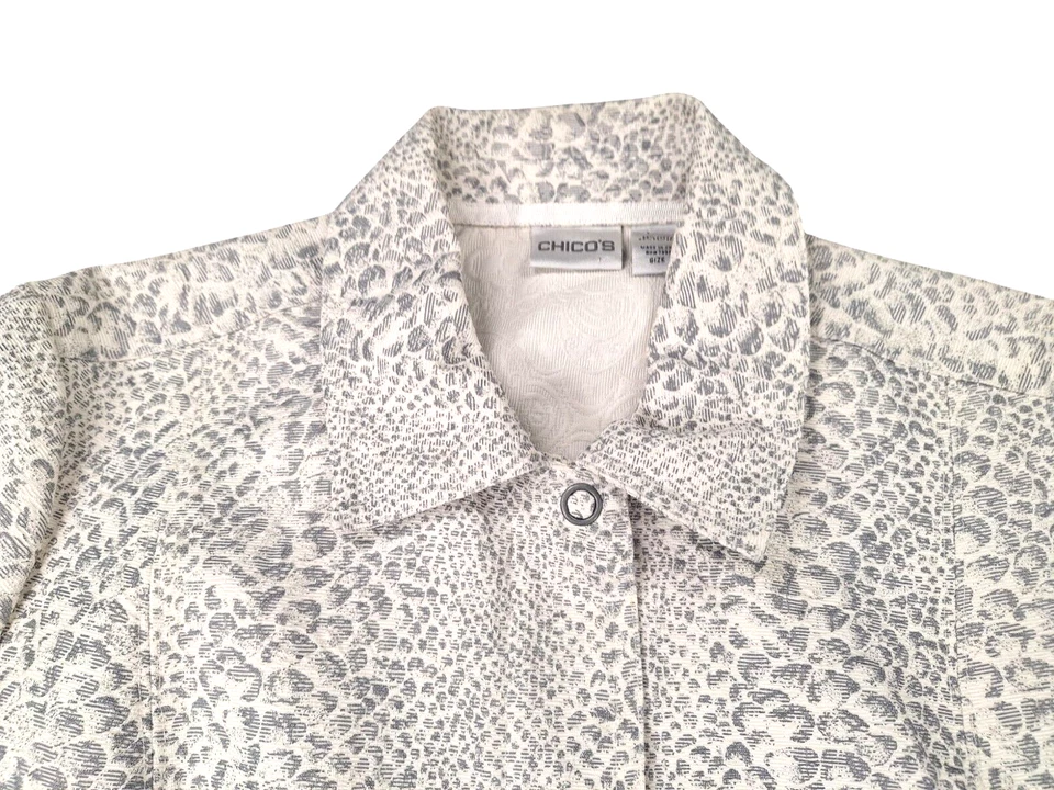 Gabardina corta con cinturón estampado de serpiente Chico’s para mujer talla 3 (XL) algodón polivinílico Foto 2 de 4