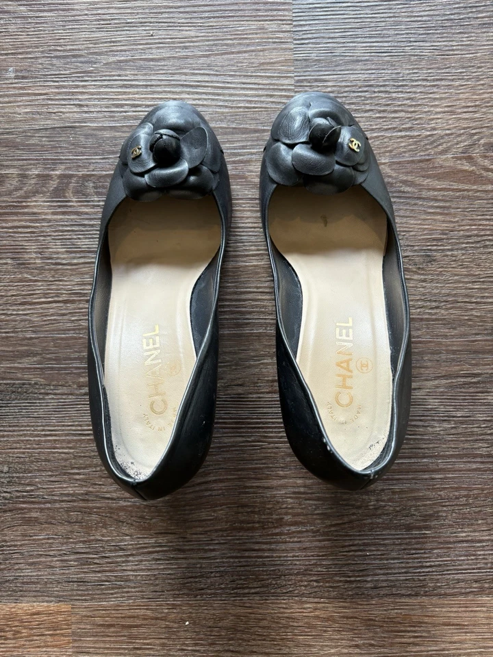 CHANEL CC Black Leather Camellia Detail Pump Heels 39 - Image 2 of 4