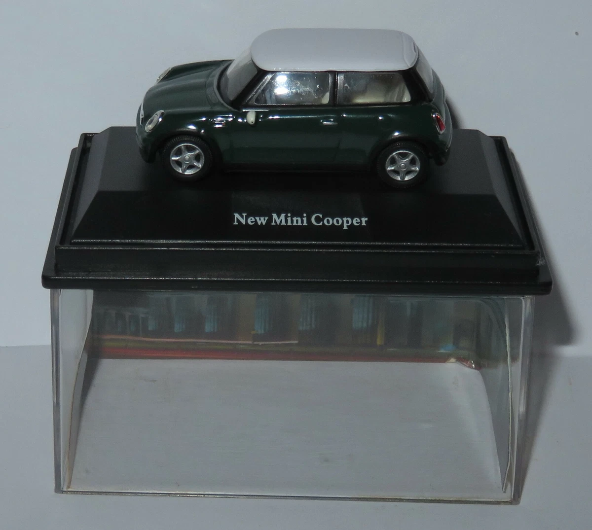 Schuco 02448 – Mini Cooper Blanche Toit Damier échelle 1/43 – Miniature Neuve