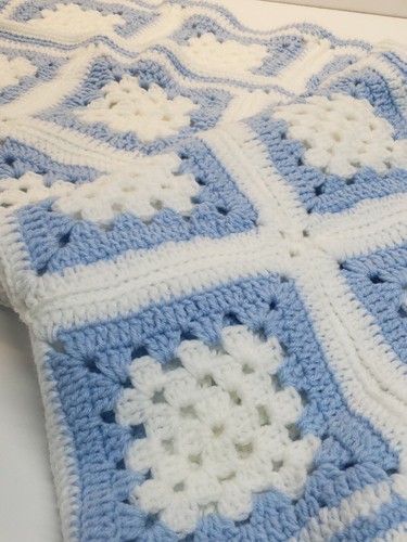 Schöne handgefertigte gehäkelte blau-weiße quadratische Oma-Decke Baby - Bild 6 von 6
