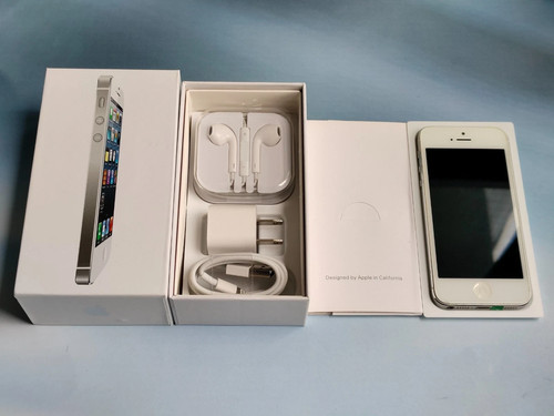 Good Apple iPhone 5 Unlocked 16GB  Black Silver iOS 10 with Accessories