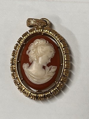 VTG 1972 AVON Reversible Cameo Fluer De Lis Pendant 2  Excellent
