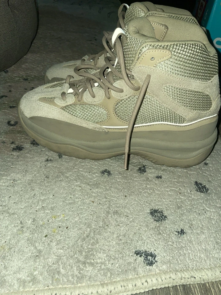 Bota Adidas Yeezy Desert 'Rock' 2019 tamanho 10 M - Imagem 2 de 4