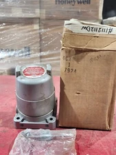 NEW IN BOX Micro Switch 4CX3 7924, Limit Switch, Explosion Proof, W/Roller Arm,