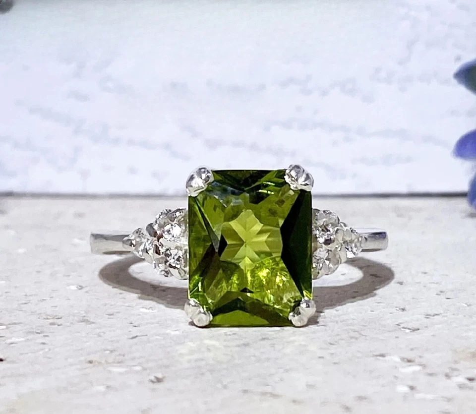 Anillo de compromiso de diamantes de peridoto natural talla esmeralda de 6,30 quilates de oro blanco macizo de 14 quilates Foto 3 de 4