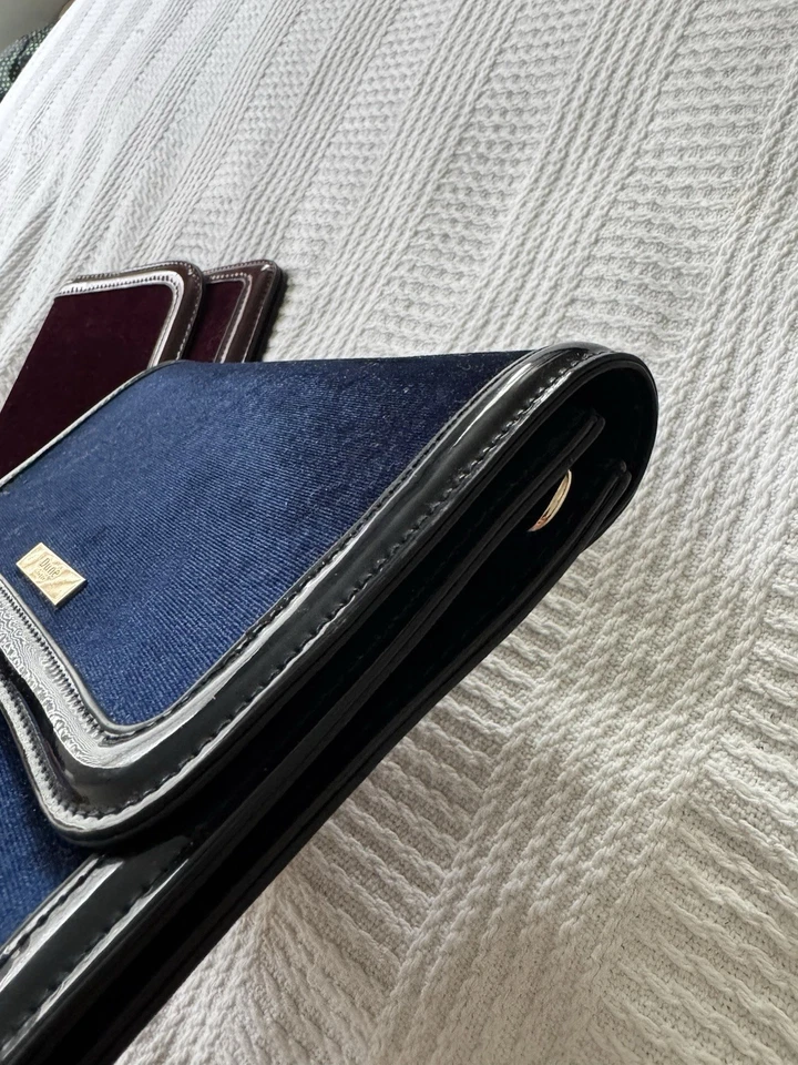 Embragues de terciopelo Dune London Rich azul marino y púrpura | Sin correas Foto 4 de 4