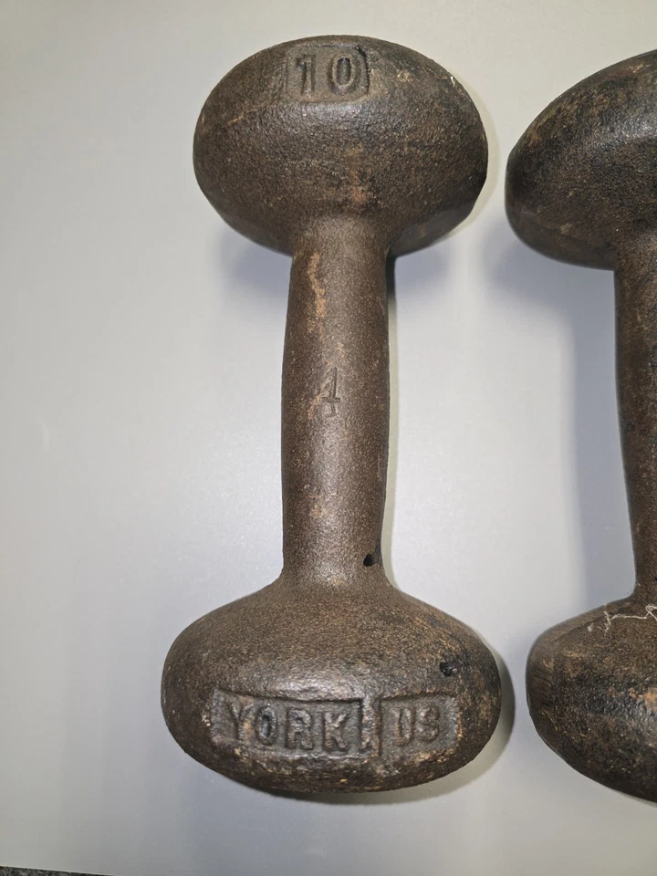 De colección York 10 lb Mancuernas Hierro Fundido Bollo Mancuernas EE. UU. Levantamiento de Pesas Par Raro Foto 3 de 4