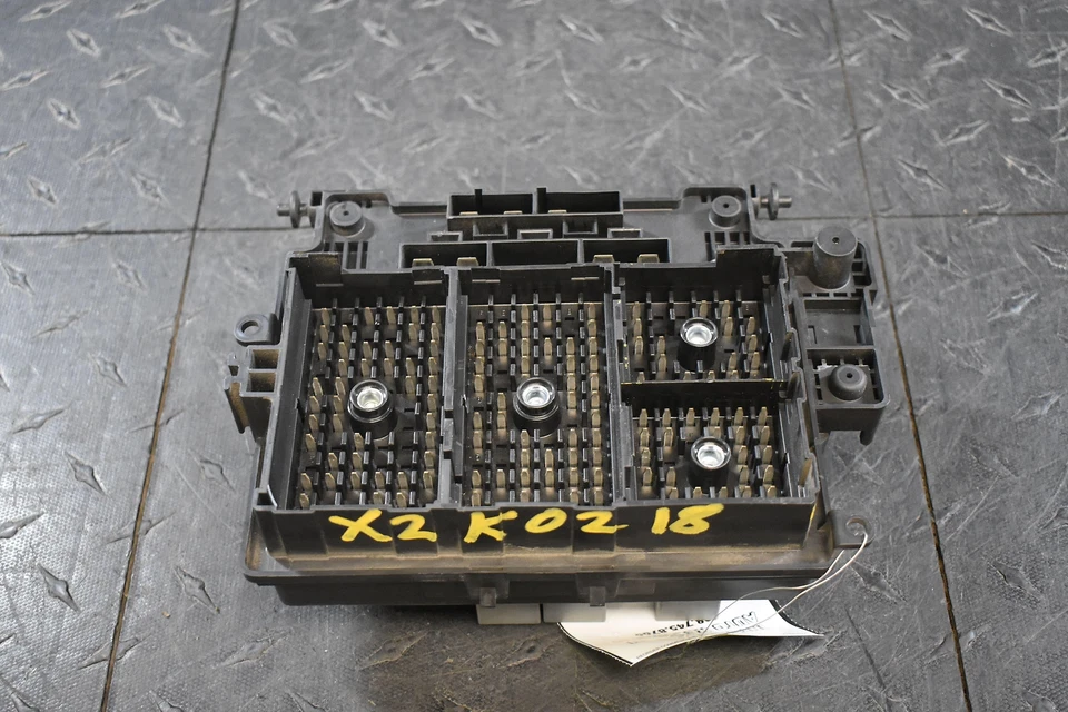 2003 - 2006 GMC Yukon XL1500 Engine Fuse Box 5.3L AT 4x4 15786043 - Image 3 of 3