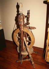 Altes Holz Spinnrad Weichholz, als Restaurationsobjekt, Deko, mit Antriebsriemen