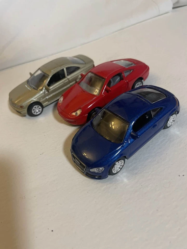 Juego de 3 coches modelo diecast azul Audi rojo Ferrari dorado juguete a escala BMW. 1/43 Foto 2 de 4