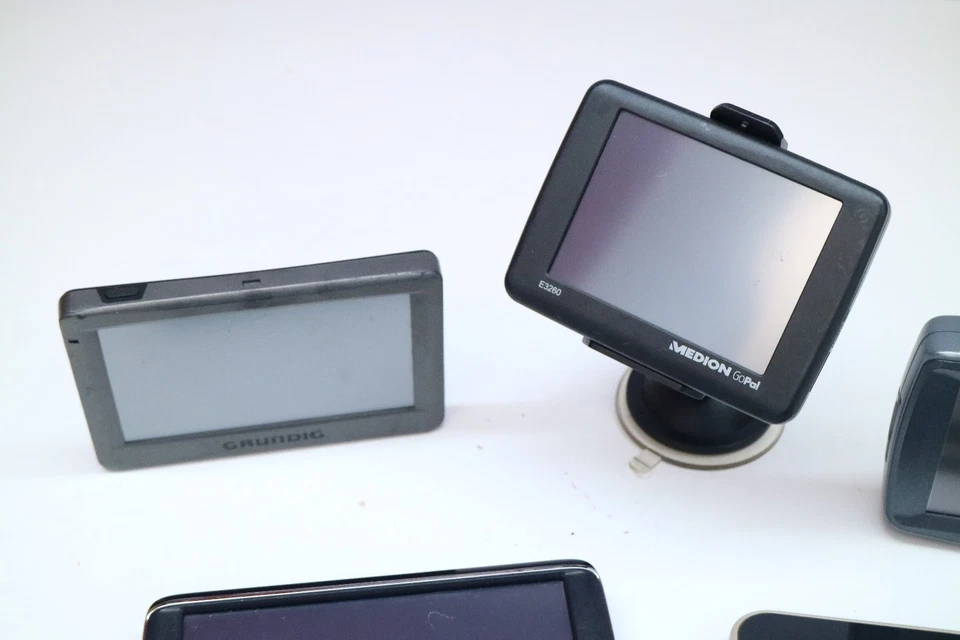5x Navigationsgerät Konvolut – Medion, Navigon, Grundig, Navman – ungetestet ohn - Bild 2 von 4