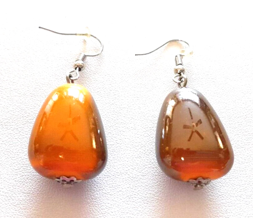 Pendientes colgantes en forma de lágrima de plata y naranja con flash psicólico espejado de 1,75" Foto 3 de 4