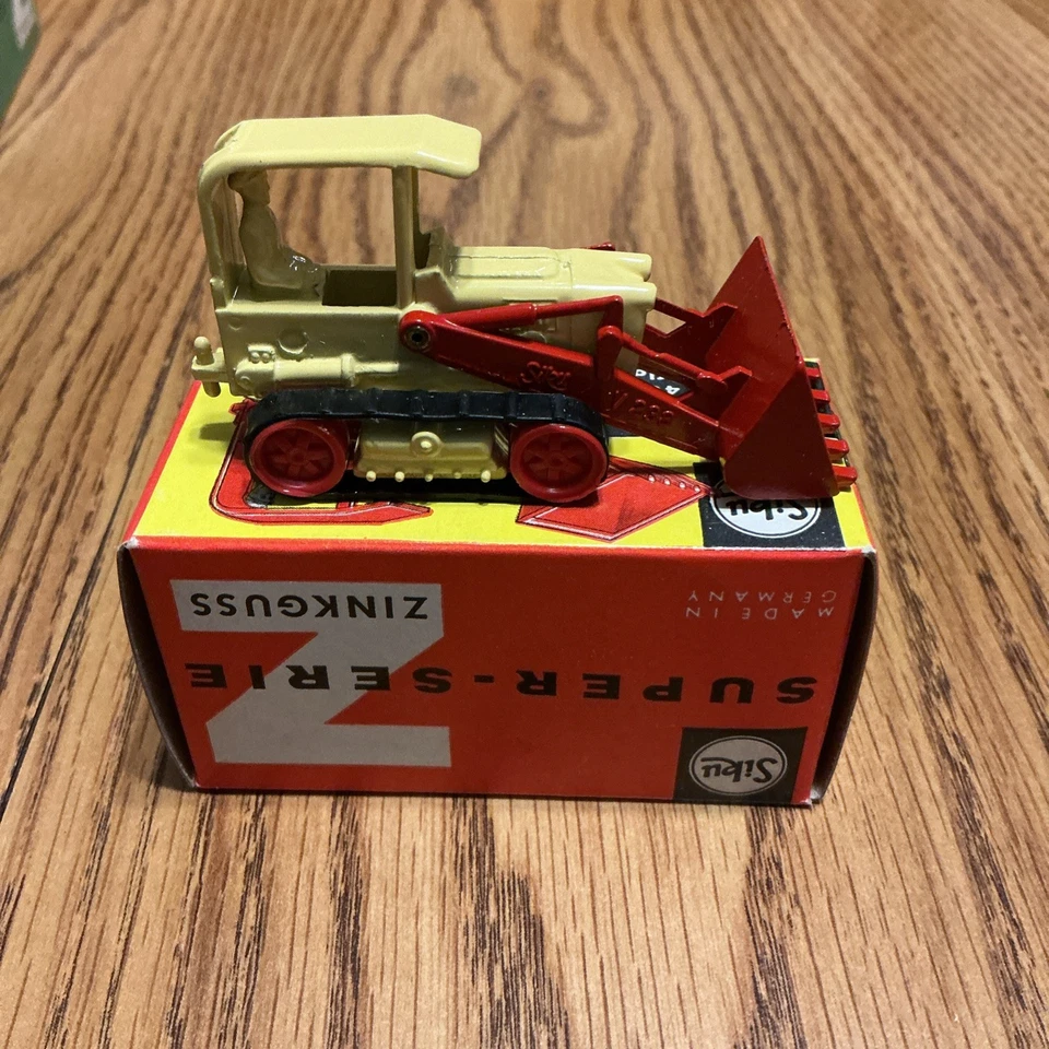 Vintage SIKU V238 Fiat 40 CA Loader yellow with black treads. Made in Germany. - Image 3 of 4