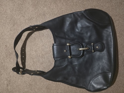 Burberry Black Shoulder Bag Gold Buckle Accent Stitching Inner Pockets - 第 1/6 張圖片