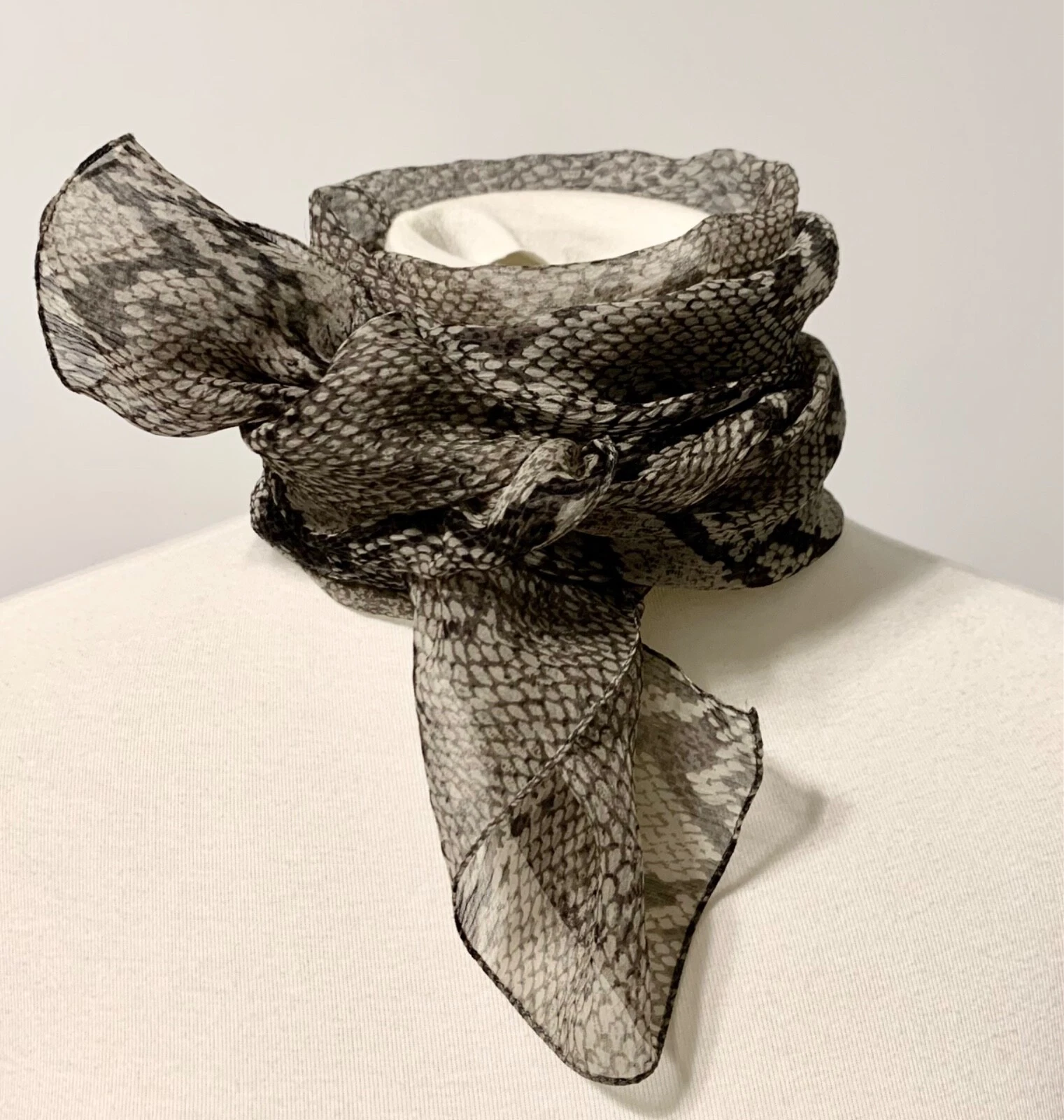 Foulard en soie noir et blanc python Gucci by Tom Ford S/S 2000