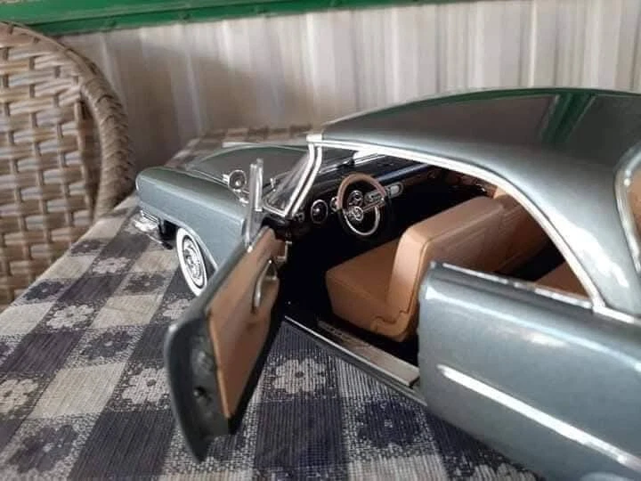 1957 Chrysler 300 C Silver Gray  1/18 AUTO WORLD American Muscle - Image 3 of 4