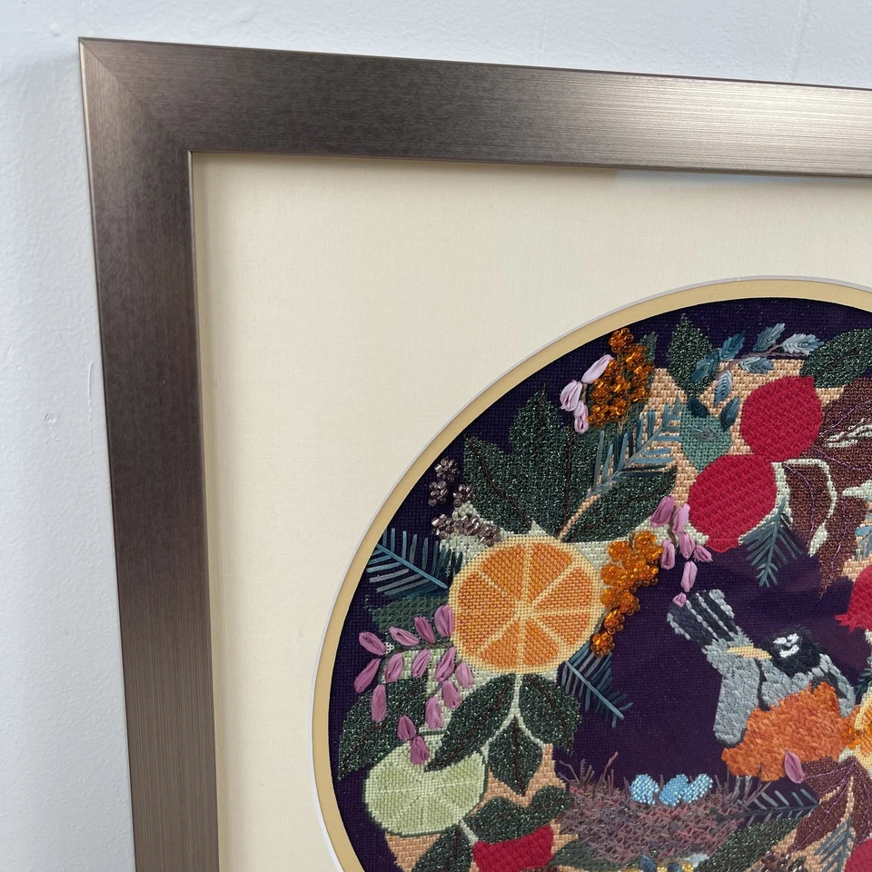 Guirnalda de nido de pájaro bordada enmarcada de colección arte a punta de aguja firmada original mate Foto 2 de 4