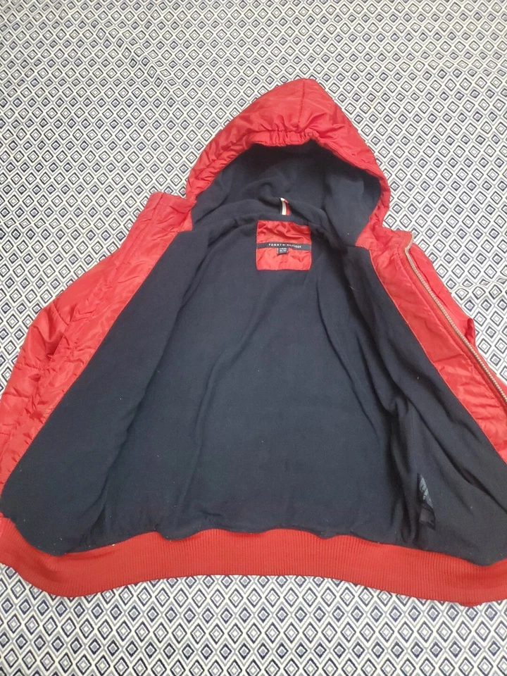 Молодежная стеганая куртка-пуховик Tommy Hilfiger для мальчиков черный размер большой (16–18)  - Изображение 4 из 4