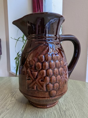 Antiker Staffordshire Weinkrug 8'' hoch geprägte Trauben um 1920/30er Jahre wunderschön 