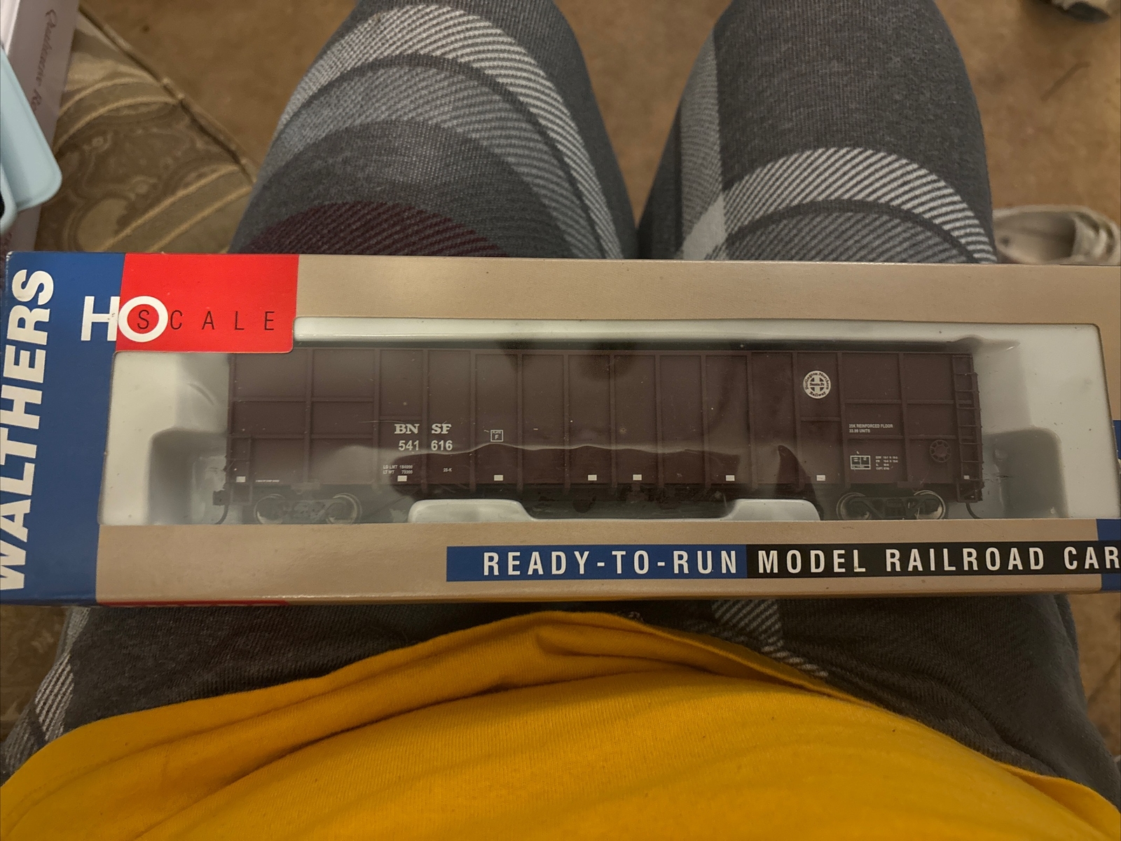 Walthers HO Scale Ready To Run Model Railroad Car Wood Chip Gondola