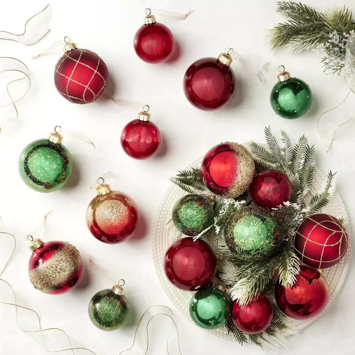 18 GLASS CHRISTMAS ORNAMENTS 1739865, RED/GREEN *DISTRESSED PKG