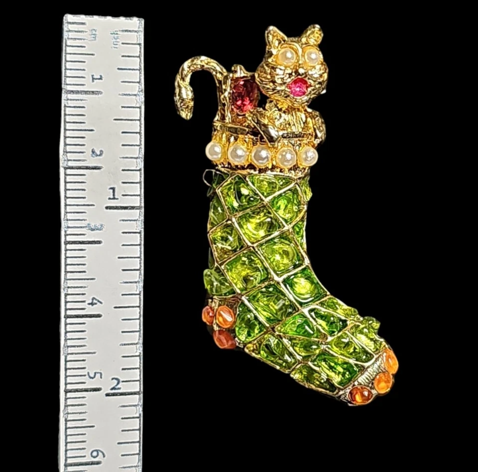 Signed SWOBODA Cat Christmas Stocking Pin Brooch Natural Peridot Ruby Gold Tone - Image 4 of 4
