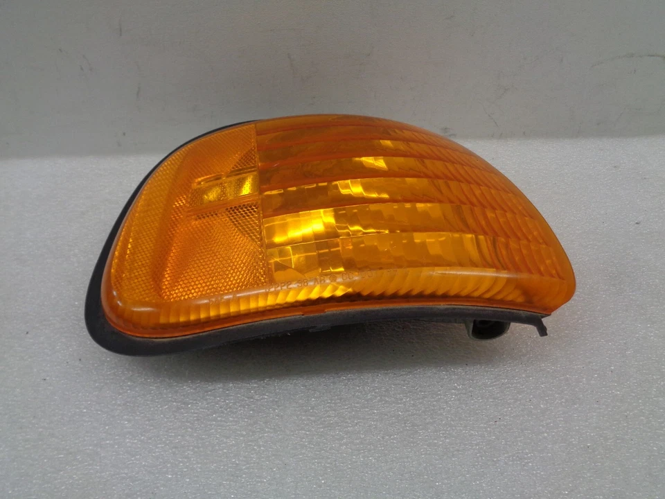 Оригинальный правый угловой/парковочный фонарь указатель поворота для фургона Dodge Ram 1500 1998-2003 годов выпуска AK2411240 - Изображение 3 из 4