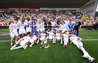 LEEDS SQUAD PHOTO CHAMPIONS TEAM TROPHY PHOTO LEEDS UNITED UTD