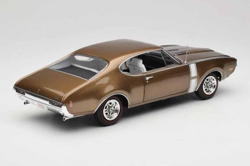 AMM1084/06 Oldsmobile 442 W-30 Bronze American Muscle 1:18 - Immagine 3 di 4