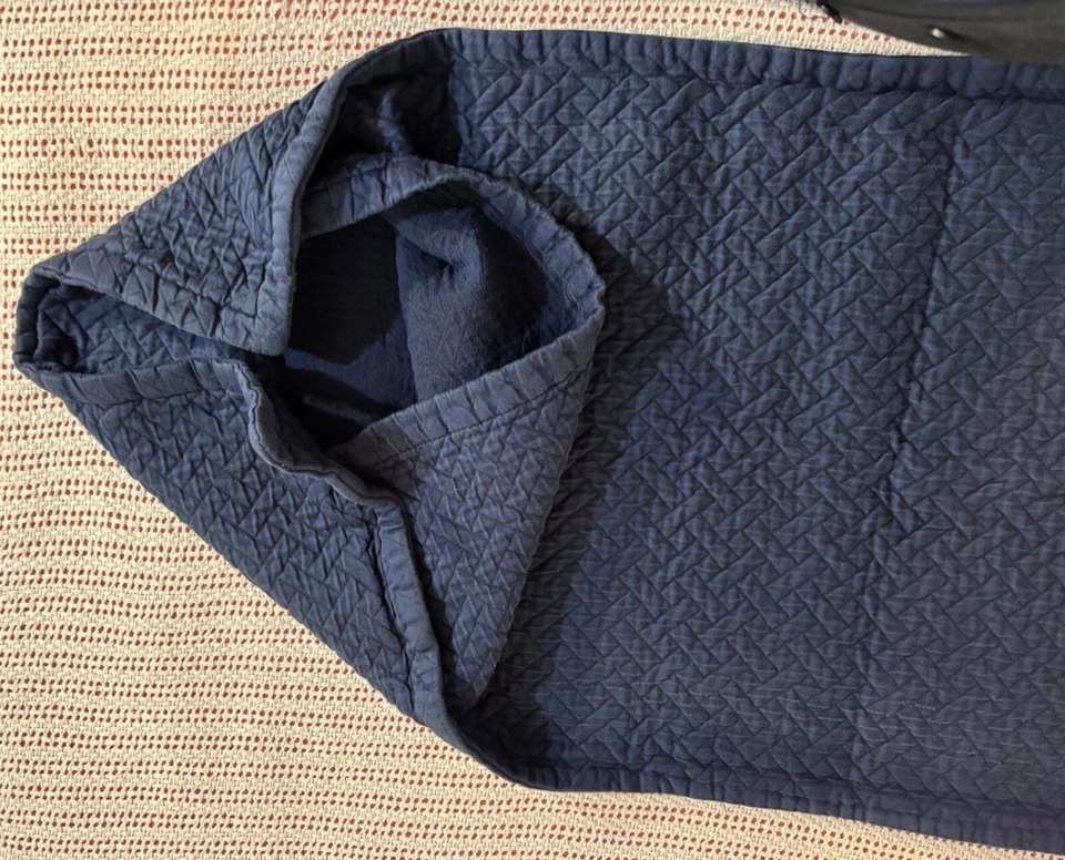 Almohada vintage JC Penney Matelasse King simulada patrón de diamantes azul marino Foto 2 de 4