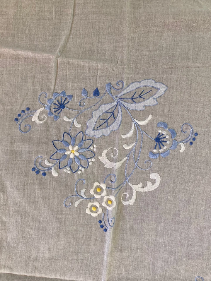 OMAS Tischdecke 1970er Jahre Weiß mit toller Stickerei - blau/weiß - 80x80cm - Bild 3 von 4