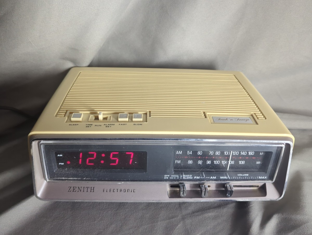 Vintage Zenith R450W AM FM Radio Alarm Clock Electric RED LCD 70s