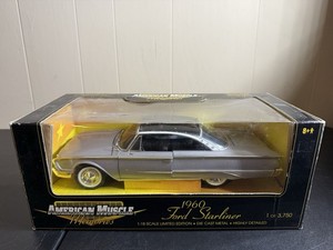 FORD STARLINER 1960 blanc Happy Days au 1/18 AMERICAN MUSCLE ERTL 36603 voiture