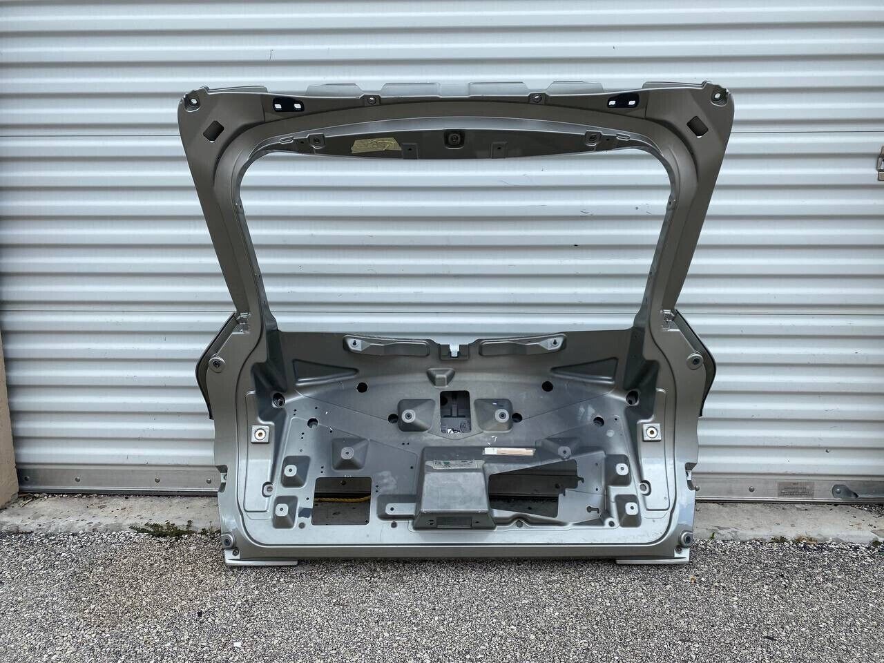 2021 2022 2023 ASTON MARTIN DBX LIFT GATE TAIL GATE USED OEM MY83-C40626-A
