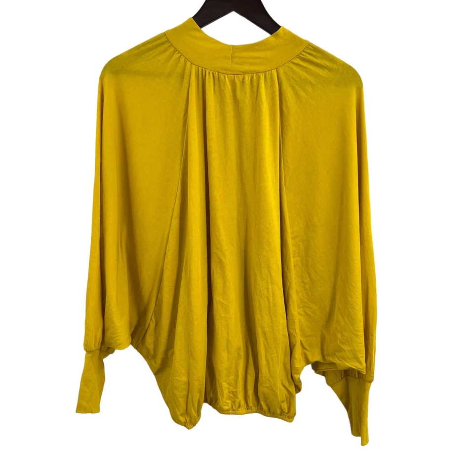 Blusa LAMade amarela gola simulada manga dolman - Imagem 3 de 4