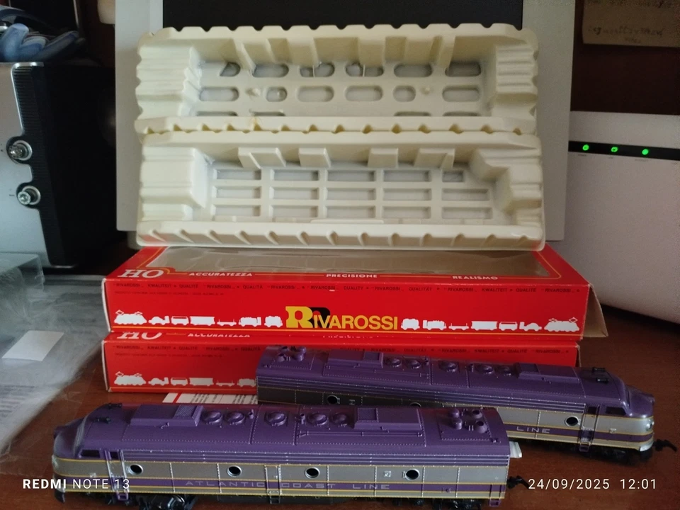 Coppia di locomotori USA RIVAROSSI EMDE 8 Atlantic coast line Art.1945 - Immagine 2 di 4