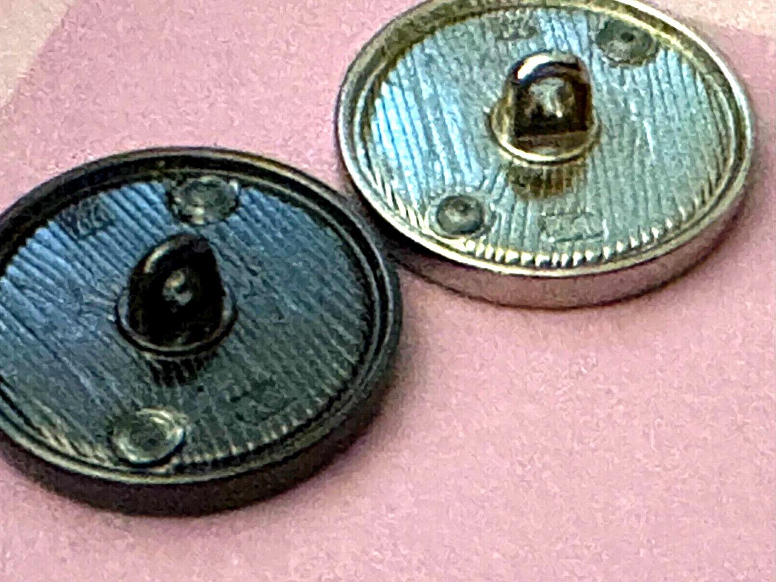 LOUIS VUITTON（LV） COPPIA BOTTONI VINTAGE LOUIS VUITTON LV 23mm 2pz metallizzati oro su argento LOOK