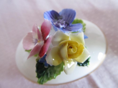 Petit boite à bijoux porcelaine anglaise Staffordshire décor floral en relief - Photo 7 sur 7