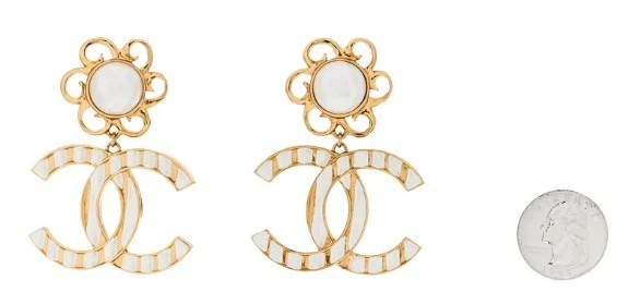 Brincos Chanel 23C ouro listras brancas clipe de resina logotipo CC pendurado gota declaração - Imagem 4 de 4