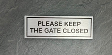 CLOSE THE GATE / KEEP THE GATE CLOSED / GATE SILVER METAL SIGN / PLAQUE 150X50mm