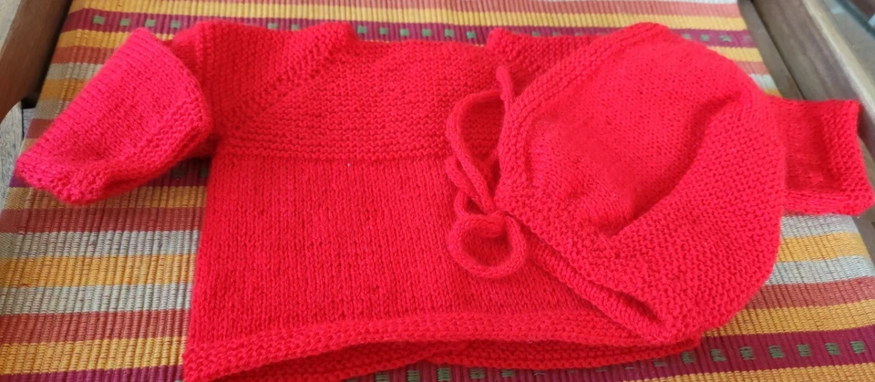 Chaqueta o Jersey Bebé y capota. 6- 12 meses. Color rojo. Hecho a mano - Imagen 2 de 4