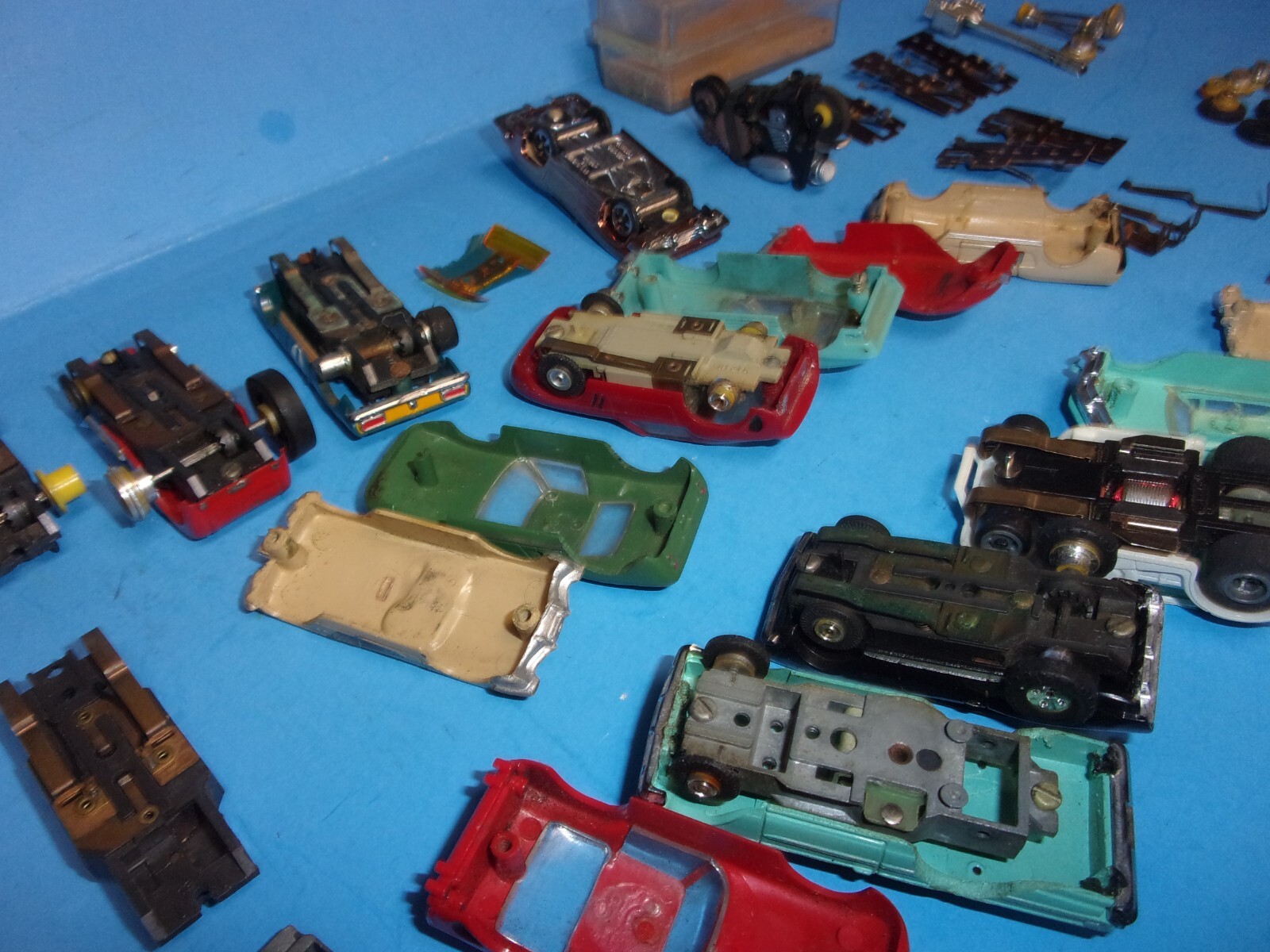 ! VINTAGE LOT OF HO SLOT CARS BODY,CHASSIS AND PARTS FOR REPAIR LOOK
