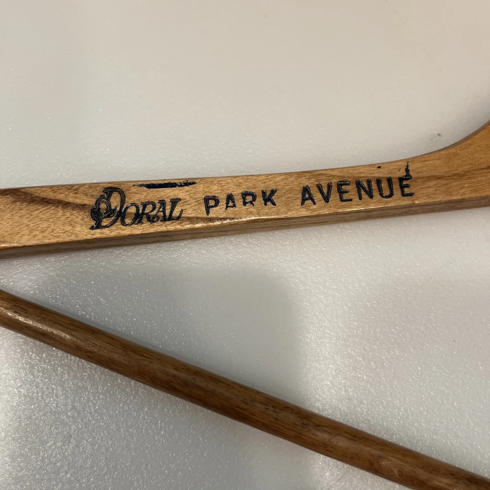 Percha de madera Doral Park Avenue New York City marrón madera vintage Nueva York Foto 3 de 4