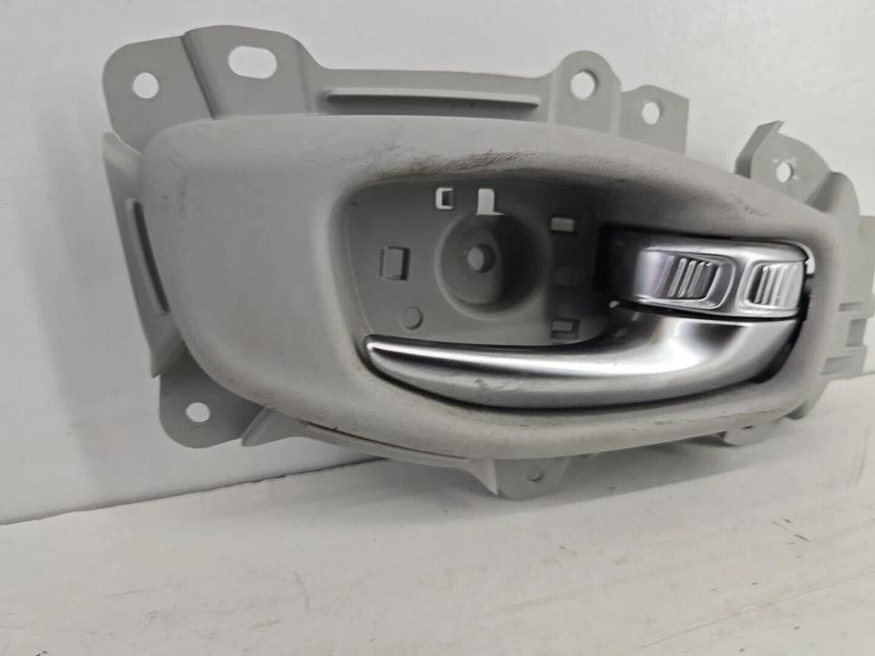 Maçaneta interna do lado direito do fabricante Jeep Compass 2017-2021 Mopar 6ER86SZ6AB - Imagem 3 de 4